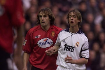 Este jugador se retiró en 2003 y jugó en 7 equipos diferentes: RCD Espanyol, FC Barcelona, Atlético de Madrid, Sevilla, Real Madrid, Real Zaragoza y RDC Mallorca. 