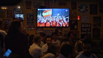 Aficionados de España viendo el partido de la Selección ante Italia.