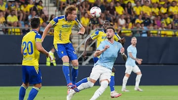 CÁDIZ, 10/08/2024.- El delantero de la SS Lazio Castrovilli (d) lucha por el balón con el centrocampista del Cádiz CF Álex Fernández (2i) durante el partido del LXX Trofeo Carranza que enfrenta al Cádiz C.F. y a la SS Lazio hoy sábado en el estadio Nuevo Mirandilla, en Cádiz. EFE/Román Ríos
