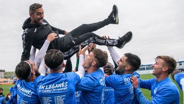 Los jugadores del CD Leganés B mantean al entrenador Carlos Rodríguez tras derrotar al Rayo Vallecano B (1-0) y certificar su ascenso a la nueva Segunda División RFEF. Partido correspondiente a la Jornada 4 del Grupo 7-C de Tercera Di