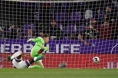 1-0. Centro de Machís desde la banda izquierda y Andreas Christensen, que busca el despeje, remata de cabeza y  supera a Marc-André ter Stegen.