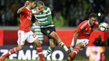 Islam Slimani, del Sporting, remata ante la oposición de Silvio Pereira y Jardel Vieira durante el partido de Copa de Portugal entre el Sporting de Lisboa y el Benfica