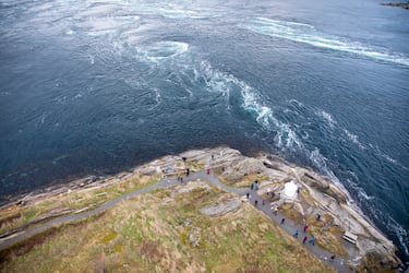 Los maelstroms son remolinos gigantes generados por corrientes marinas que colisionan en estrechos o zonas de gran caudal. Los más famosos, como el de Moskenesstraumen en Noruega, pueden generar vórtices tan grandes que antiguamente se pensaba que podían tragarse barcos enteros. Aunque no representan un peligro real para embarcaciones modernas, siguen siendo una atracción natural imponente.