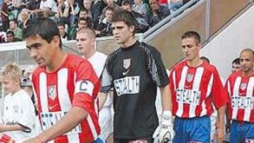 <b>SE LA JUEGAN. </b>Ibagaza, Cuéllar, Zahínos y Luccin salen del túnel de vestuarios en un partido amistoso del Atlético en Inglaterra.