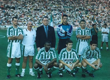 Lopera posa con los fichajes del Betis en 1996. Albert Nadj, Lorenzo Serra Ferrer, Toni Prats, Luis Fernández, Finidi George, Nenad Bjelica y Virgilio Ferreira.