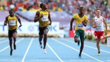Usain Bolt sonríe al llegar a meta en la segunda semifi nal de 200 donde fue controlando al sudafricano Jobodwana.
