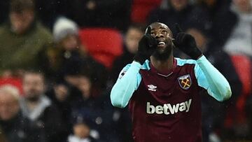 West Ham United's Spanish midfielder Pedro Obiang celebrates scoring the opening goal during the English Premier League football match between Tottenham Hotspur and West Ham United at Wembley Stadium in London, on January 4, 2018. / AFP PHOTO / Glyn