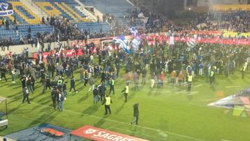 Aficionados del Oporto durante el descanso ante el Estoril.