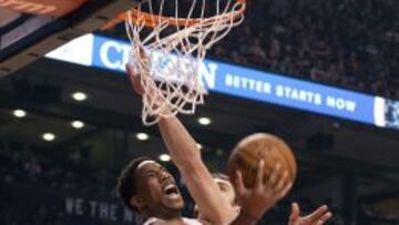 DeMar DeRozan ante Tyler Zeller.