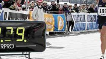 <B>MOMENTO PARA LA HISTORIA.</B> Paquillo Fernández siete segundos después de cruzar la meta y batir el récord mundial de 20 km marcha.