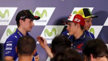 M&aacute;rquez saluda a Lorenzo con Rossi al fondo.