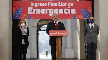 Santiago, 10 de junio 2020 El Presidente de la Republica, Sebastian Pinera, junto al Ministro de Desarrollo Social y Familia, Cristian Monckeberg, da inicio a pago de Ingreso Familiar de Emergencia a nuevos beneficiarios. Dragomir Yankovic/Aton Chile