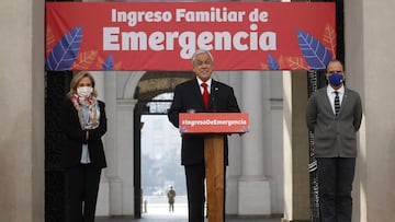 Santiago, 10 de junio 2020  El Presidente de la Republica, Sebastian Pinera, junto al Ministro de Desarrollo Social y Familia, Cristian Monckeberg, da inicio a pago de Ingreso Familiar de Emergencia a nuevos beneficiarios.   Dragomir Yankovic/Aton Chile