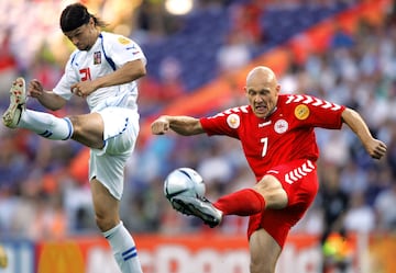 Ujfalusi pelea por un balón con Gravesen en los cuartos de la Eurocopa de 2004.