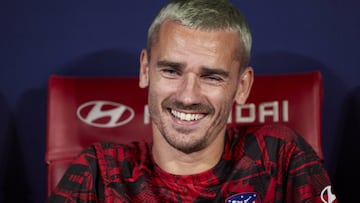 Griezmann, en el banquillo, con gesto sonriente.