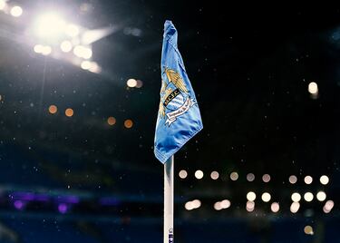 El 1 de septiembre de 2008, Abu Dhabi United Group for Development and Investment, un grupo inversor de Emiratos Árabes Unidos (EAU), con Sulaiman Al-Fahim como parte visible del grupo, y con Mansour bin Zayed Al-Nahyan como máximo accionista, se hizo con el control del club por 250 millones de euros.