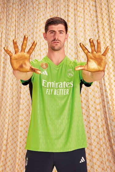 Courtois, portero belga del Real Madrid, posando con la equipación para la temporada 23/24.