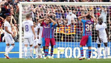 Soccer Football - LaLiga - FC Barcelona v Real Madrid - Camp Nou, Barcelona, Spain - October 24, 2021  FC Barcelona&#039;s Sergino Dest reacts after missing a chance to score REUTERS/Albert Gea