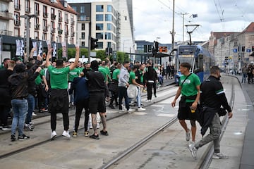 La policía polaca vigila las calles de Breslavia, donde se concentran las aficiones del Betis y del Chelsea, a pocas horas del inicio de la final.