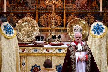 Detalles de las coronas que lucirán tan solo hoy los reyes británicos. A la izquierda la corona de la Reina María, que usará la reina consorte, hoy Camila, y a la derecha la corona de San Eduardo, que usará el rey Carlos III, en la ceremonia de coronación.