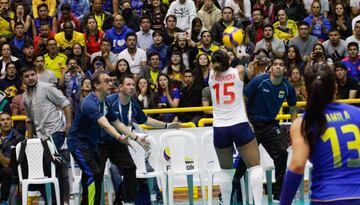 La Selección Colombia de voleibol detonó alegría en el Coliseo El Salitre al ganarle a Perú 3-0. El país sueña con un cupo a Tokio que se define contra Argentina.