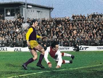 En la temporada 1966-1967 el Ajax volvi¨® a ganar el Campeonato de Liga, pero tambi¨¦n gan¨® Copa de los Pa¨ªses Bajos, el primer ?doblete? de Cruyff. Johan termin¨® la temporada como el m¨¢ximo goleador de la Eredivisie con 33 goles.