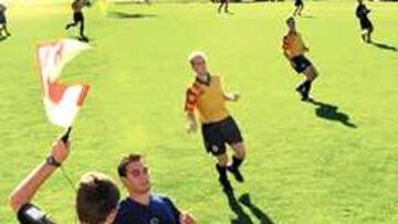 VARIOS CAMBIOS Y AÚN MÁS PROBATURAS. La regla del fuera de juego ha sido objeto de algunas excepciones desde su instauración, pero de muchos experimentos. La FIFA ha realizado diversas pruebas en campeonatos menores, pero ninguna de ellas ha sido lo suficientemente convincente como para imponerse.