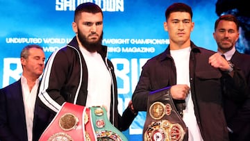 Artur Beterbiev y Dmitry Bivol en la presentación de su combate.