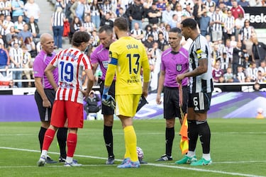 Momento del sorteo de saque y campos con Oblak y Lascelles como capitanes de Atleti y Newcastle respectivamente y Julián Alvarez que se encontraba por ahí.