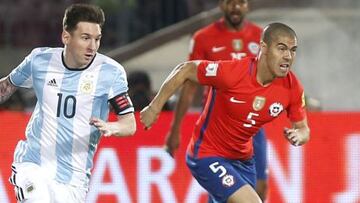 El jugador de Chile Francisco Silva (d) disputa el balón con Lionel Messi (i) Argentina