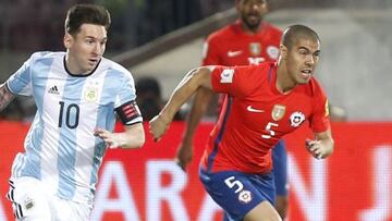 El jugador de Chile Francisco Silva (d) disputa el balón con Lionel Messi (i) Argentina