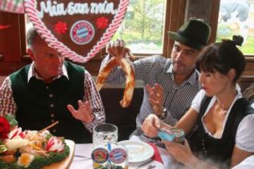 Pep Guardiola con su mujer Cristina Serra y Karl-Heinz Rummenigge.