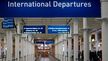 Travellers wearing protective face coverings to combat the spread of the coronavirus prepare to depart on the high-speed Eurostar service from St Pancras International railway station in London on December 20, 2020. - European countries banned flights coming from the UK on Sunday as the British government warned that a potent new strain of the virus was "out of control". Belgium is suspending flights and trains from the United Kingdom from midnight Sunday. (Photo by Niklas HALLE'N / AFP)