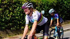 Annemiek van Vleuten, junto a sus compañeras del Movistar, en un entrenamiento.