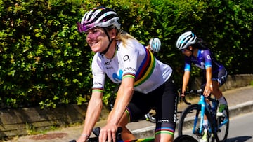 Annemiek van Vleuten, junto a sus compañeras del Movistar, en un entrenamiento.