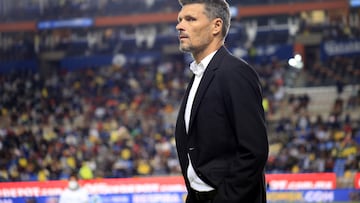 AME137. PACHUCA (MÉXICO), 17/08/2022.- Fernando Ortiz técnico de América reacciona hoy, previo al encuentro entre Tuzos del Pachuca con Aguilas del América, celebrado en el estadio Hidalgo de la ciudad de Pachuca (México). EFE/David Martinez Pelcastre
