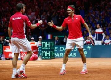 Stan Wawrinka y Roger Federer en el punto de dobles de la final de Copa Davis entre Francia y Suiza en Lille.