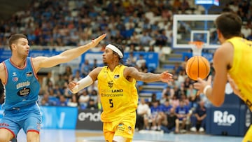 Caleb Homesley, jugador del Dreamland Gran Canaria, realiza un pase ante el Río Breogán.