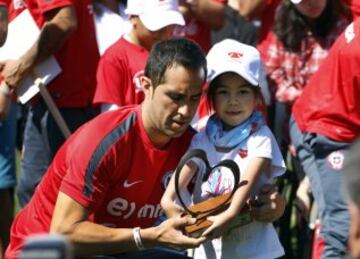 La Roja recibió la visita de los niños de la Teletón