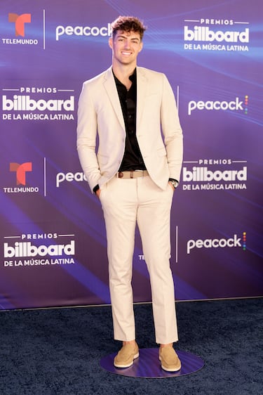 Logan Paulsen posa en la alfombra roja de los Premios Billboard de la Música Latina 2025.