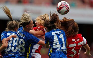 El fútbol de pretemporada no para durante estos días de verano. Tampoco el femenino, como puede observarse en esta imagen en la que varias jugadoras pelean por un balón durante un amistoso entre el Arsenal y el Chelsea, en el Emirates Stadium. Aunque a juzgar por la contundencia con la que se emplearon algunas, de amistoso tuvo poco. 