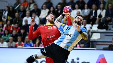 El pivote de Argentina Lucas Moscariello, en el partido contra Rumanía, en el Torneo Internacional de España.