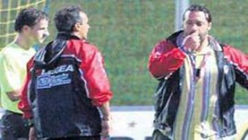 <b>EL MUNDO AL REVÉS. </b>Este es el momento en el que un responsable de Futbol Empire suspendía el partido con el Catania, silbato en mano.