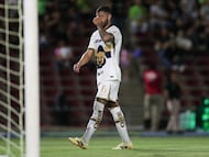 Jose Caicedo of Pumas receives red card during the 10th round match between FC Juarez and Pumas UNAM as part of the Liga BBVA MX, Torneo Apertura 2025 at Olimpico Benito Juarez Stadium, on September 23, 2025 in Ciudad Juarez, Chihuahua, Mexico.