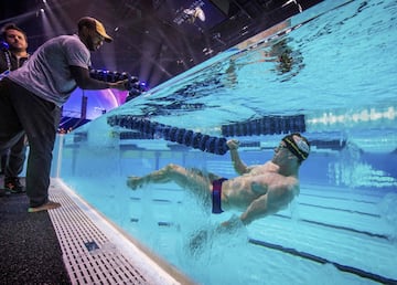 El hotel Mandalay Bay de Las Vegas se ha engalanado para la final de la primera edición de la International Swimming League, que enfrentará a los LA Current, los Cali Condors, los London Roar y los Energy Standard. En la imagen, varios operarios montan la piscina indoor de 25 metros para la competición