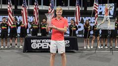 Kyle Edmund posa con el trofeo de campe&oacute;n del Torneo de Nueva York tras ganar en la final al italiano Andreas Seppi en el Nassau Veterans Memorial Coliseum de Uniondale, New York.