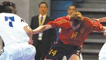 <b>TEMPLE. </b>España no se desesperó ante la ordenada defensa checa.