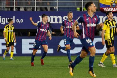 El lateral del equipo armero está acostumbrado a sumar en ataque. Además de ser un buen asistente, en la última jornada consiguió un buen gol. Su incorporación al ataque sorprendió a la defensa zaragocista.