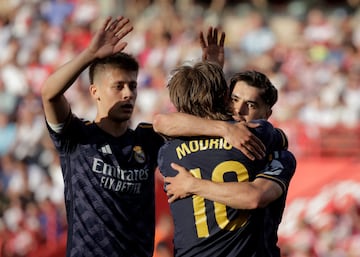 Güler y Modric felicitan a Brahim por su gol al Granada la pasada temporada.