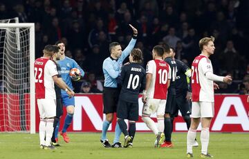 Jugada del gol anulado a Tagliafico por el VAR. 
El árbitro Damir Skomina anula el tanto.